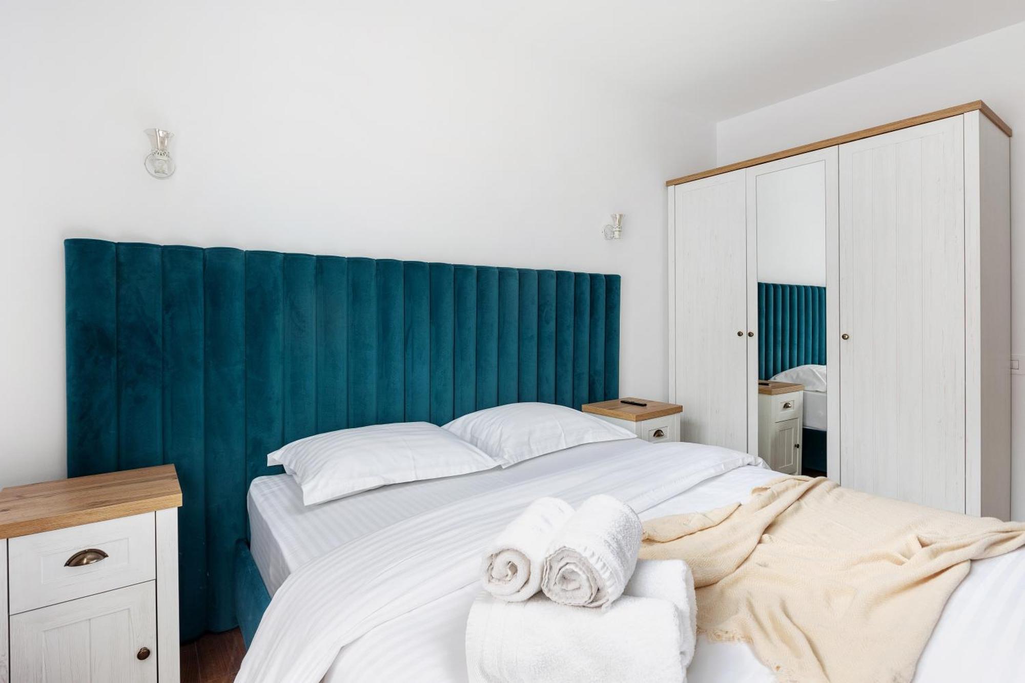 Peak Aparthotel - Old Town - By Cityhost Brasov Exterior photo
