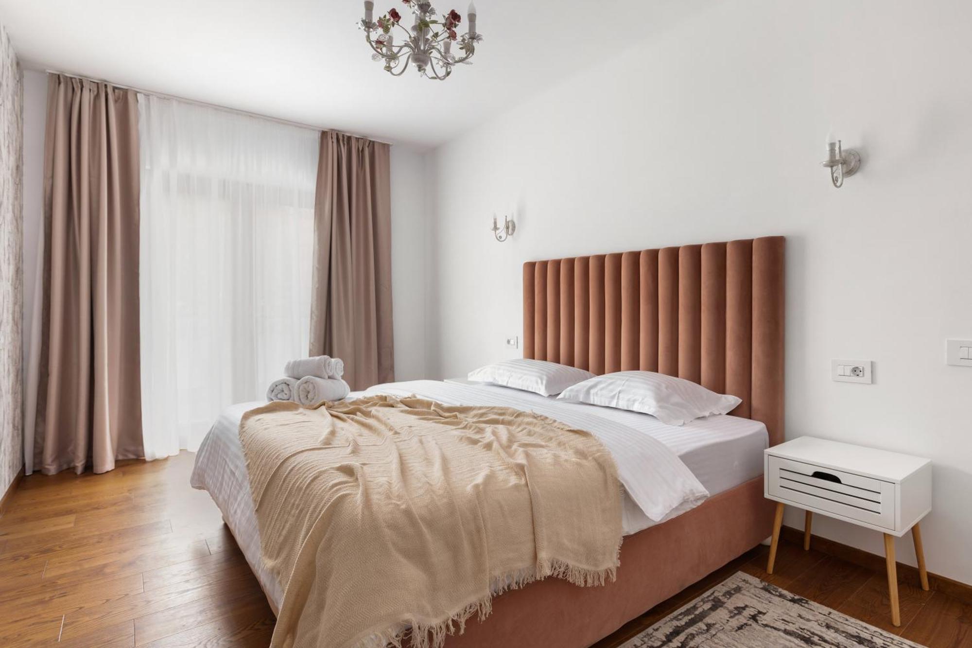 Peak Aparthotel - Old Town - By Cityhost Brasov Exterior photo