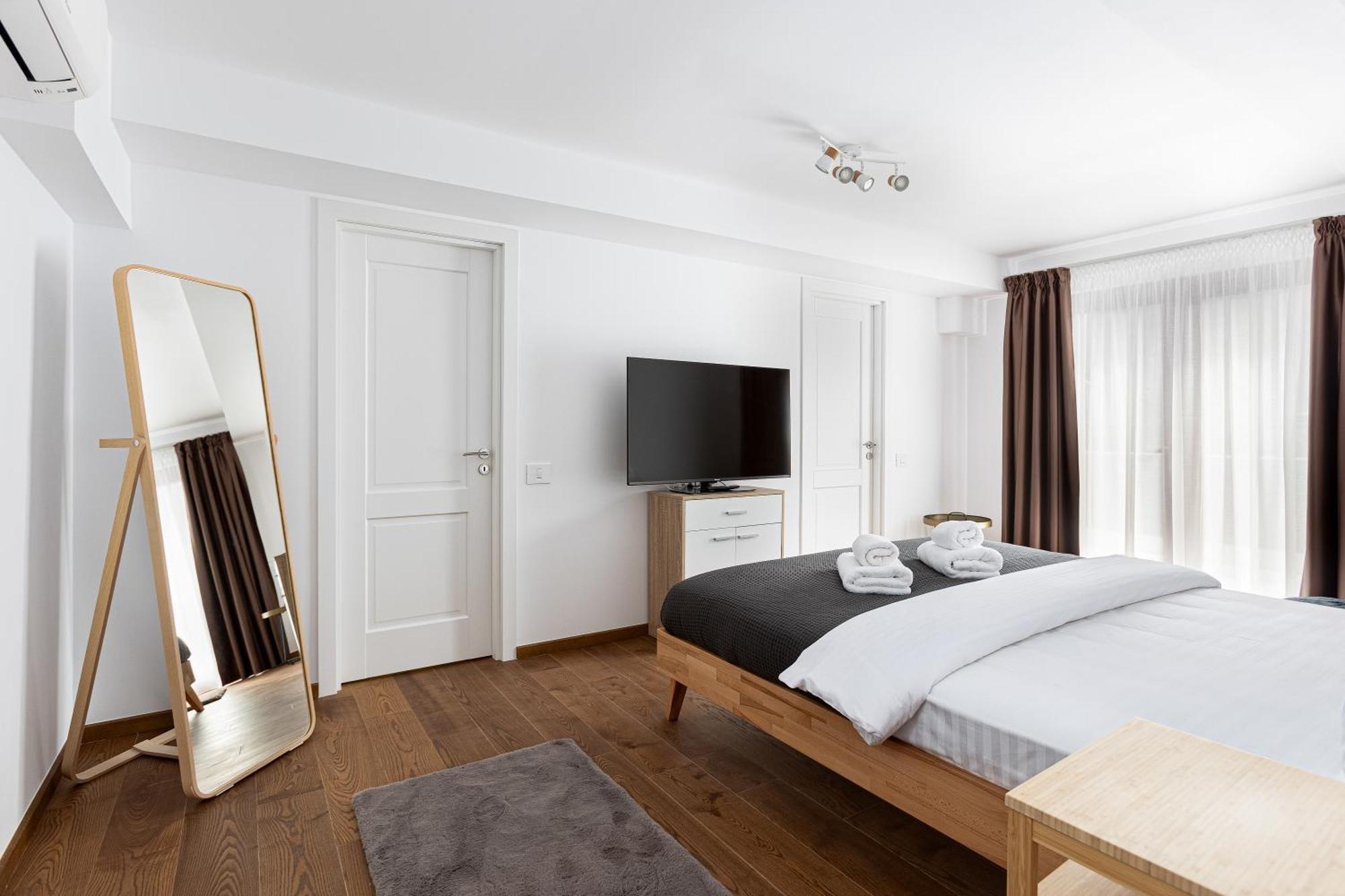 Peak Aparthotel - Old Town - By Cityhost Brasov Exterior photo