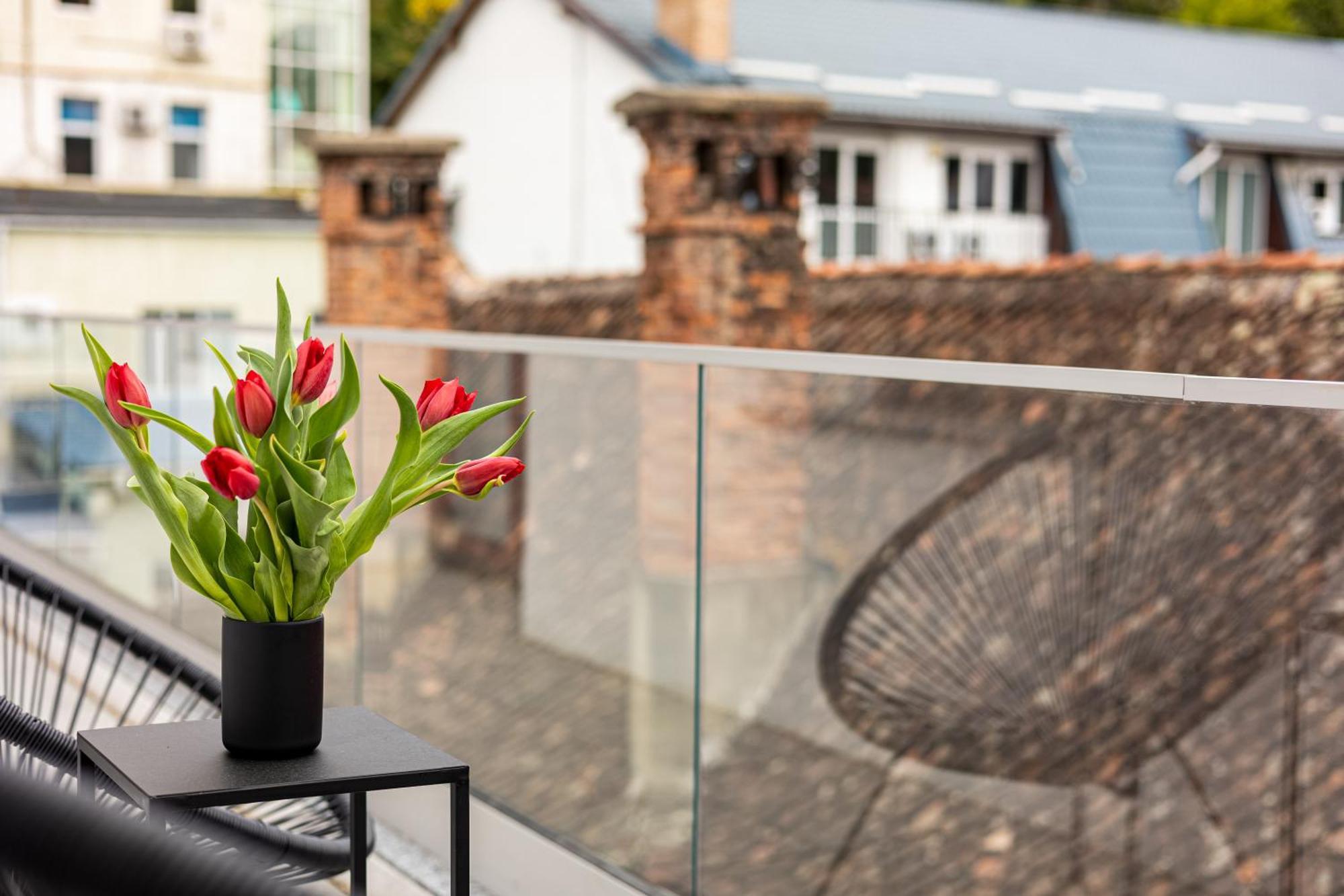 Peak Aparthotel - Old Town - By Cityhost Brasov Exterior photo